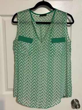 KLD Signature Sleeveless Green Chevron-Print Tank Top with Contrast Pockets
